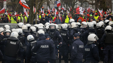 Policja poszukuje uczestników zamieszek przed Sejmem. Publikuje ich zdjęcia. Rozpoznajesz ich?