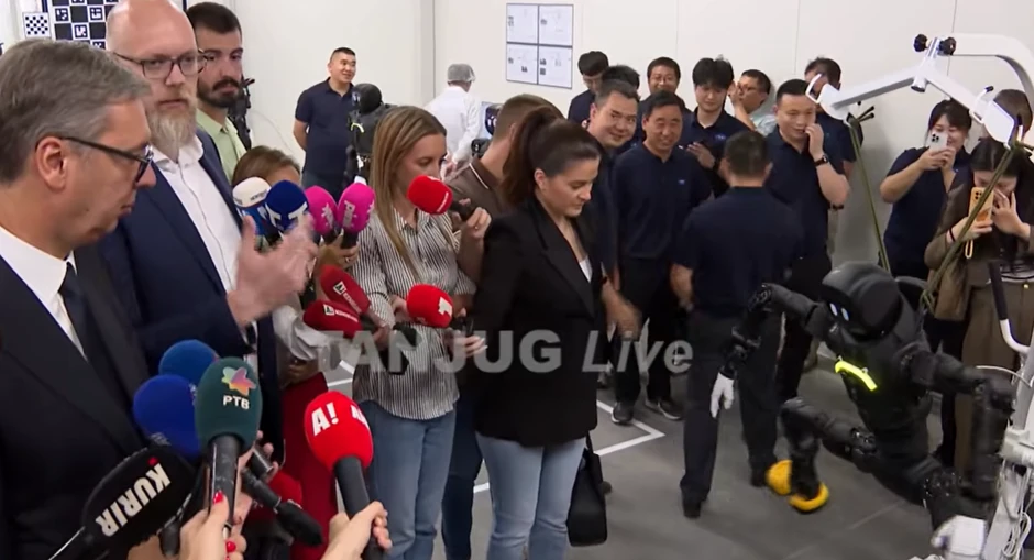  Vučić u obilasku nove fabrike robota