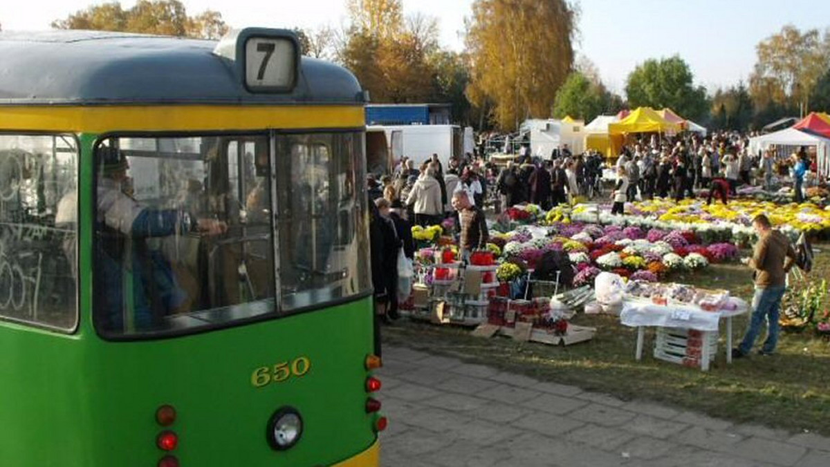 W weekend sporo osób będzie odwiedzać groby najbliższych. W sobotę i niedzielę "szóstka" i "piętnastka" zostaną wydłużone do Junikowa. Natomiast tramwaje linii nr 27 będą dojeżdżać do Miłostowa. W rejonie cmentarza Górczyńskiego i na ul. Warszawskiej kierowcy zaparkują na pasie rozdziału.