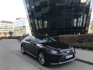 Nowy limuzyna Lexus LS 400 zaskakuje. 