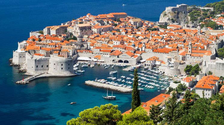 Dubrovnikban öltözzünk fel! 
A helyi lakosoknak állítólag elegük lett azokból a turistákból, akik az óvárosban felsőruházat nélkül vagy egy szál bikiniben sétálgattak. Őket egy új rendelet alapján idén már akár százezer forintra is büntethetik. /Fotó: Shutterstock