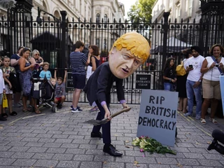 Protestujący przed siedzibą brytyjskiego rządu. Londyn, Downing Street 10, 27 sierpnia 2019 r.