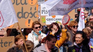 Do nauczycieli dołączy pomoc społeczna. Opóźnienia w wypłacaniu 500 plus?