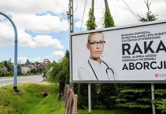 Skandaliczny billboard pod Krakowem. Sugerują związek aborcji z nowotworem