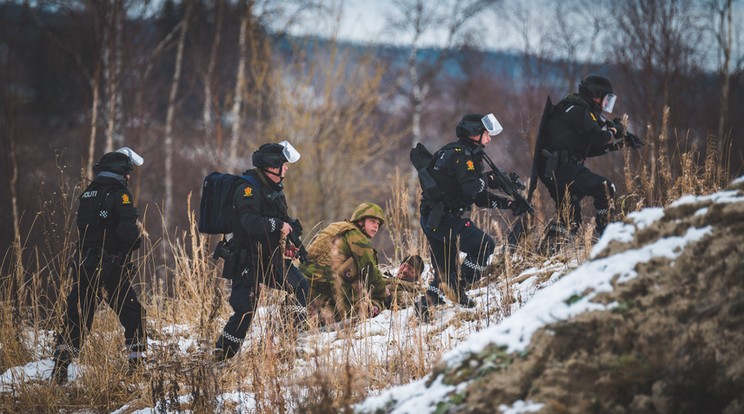 A sok ezer jármű mellett
a gyalogság is beindult /Fotó: MTI/ EPA Ole-Sverre Haugli