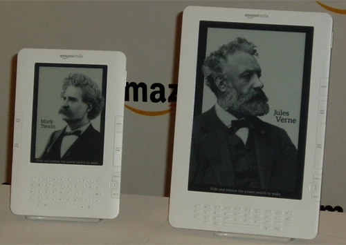 e-czytnik Kindle, amerykańskiej księgarni internetowej Amazon.com to zdecydowanie najbardziej rozpoznawalne urządzenie tego typu na świecie. W branży czytników, jest tym czym iPod wśród odtwarzaczy MP3