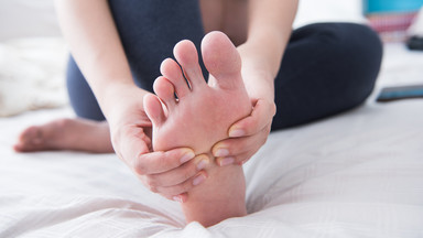 Twoje stopy mają tendencję do silnego pocenia się? Znaleźliśmy cztery kosmetyki, które pomogą