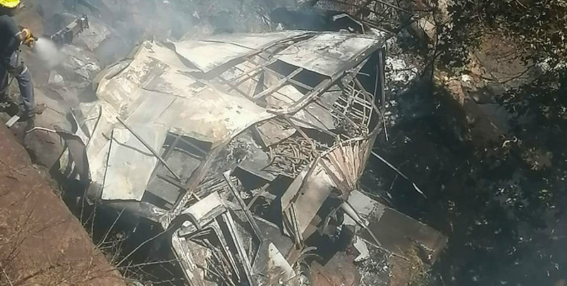 Autobus w RPA spadł z mostu i stanął w płomieniach. Nie żyje 45 pielgrzymów