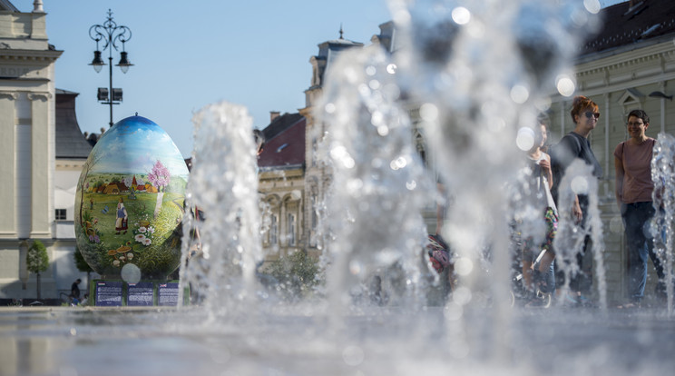 Érdeklődők néznek egy óriás hímes tojást a pécsi Széchenyi téren húsvét vasárnap . Fotó:MTI/Sóki Tamás