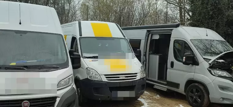 Pięć skradzionych busów znalezionych pod Warszawą. Policjanci zlikwidowali "dziuplę"