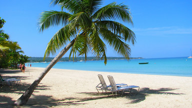 Jamajka - plaża Seven Mile Beach w Negril kurczy się o metr rocznie; za 30 lat może zniknąć