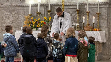 Ksiądz z żoną, trójką dzieci i katechezą w salce przy parafii. "Ja widzę same plusy" [WYWIAD]