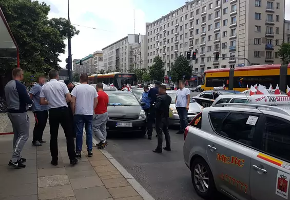 Korki, przepychanki, gaz łzawiący, ale też jasne postulaty. Jak stolica zniosła protest taksówkarzy?