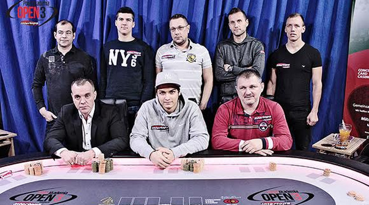 Dusan Vasziljevics (álló sor, jobról a második) több mint 3 milliót nyert /Fotó: pokerakademia.com