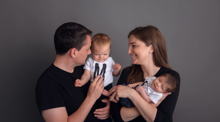 Michelisz Norbert és felesége, Johanna immáron két kislány, Mira (balra) és Emma Panna boldog szülei