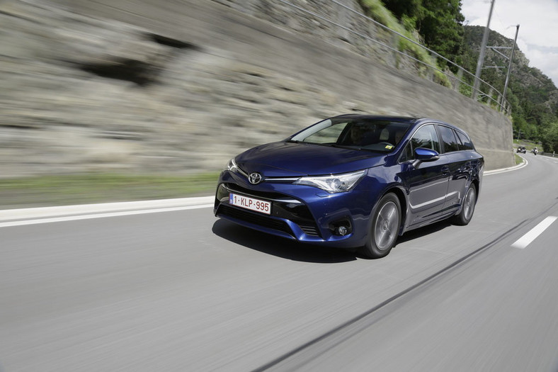 Toyota Avensis po liftingu - nie odstaje od konkurentów