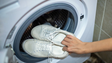 Pranie butów w pralce. Dzięki temu trikowi będzie skuteczne i bezpieczne