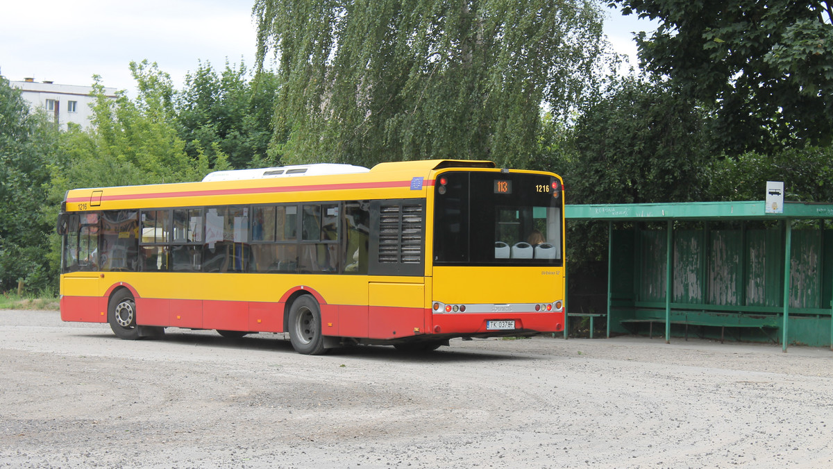 Zarząd Transportu Miejskiego w Kielcach szuka przewoźnika, który od przyszłego roku przez dziesięć lat będzie obsługiwał linie autobusowe w mieście i dziewięciu ościennych gminach. W ogłoszonym właśnie przetargu opiewającym na ponad 600 mln zł znalazło się wiele warunków. Nowy przewoźnik musi m.in. posiadać ponad 120 autobusów, których średni wiek nie może przekraczać ośmiu lat.