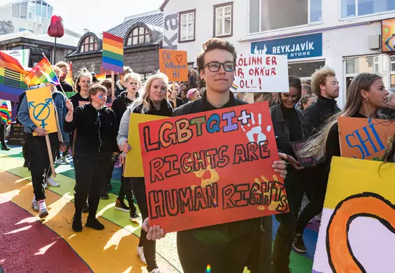 Parada kończąca tydzień LGBT+ w Rejkjawiku wyruszyła spod kościoła