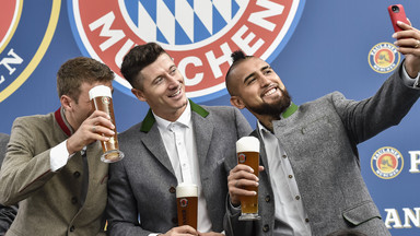 Robert Lewandowski i Bayern Monachium w sesji z piwem przed Oktoberfestem