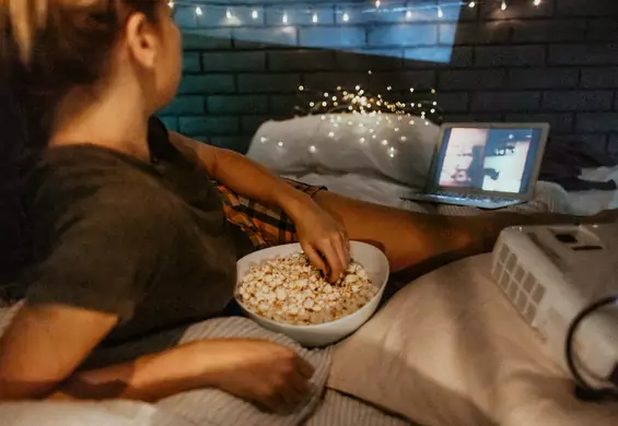 Kino bez wychodzenia z domu — przegląd projektorów i maszynek do popcornu