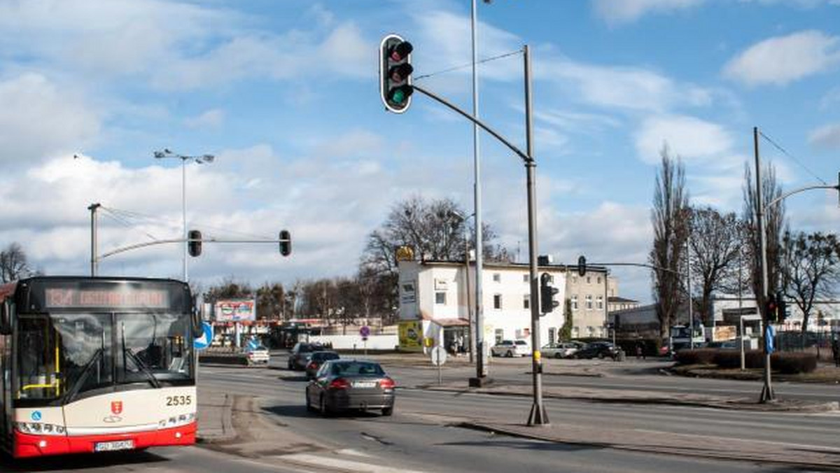 Tak jak w poprzednich latach, także i w tym roku remontowany będzie Trakt św. Wojciecha – tym razem drogowców zobaczymy na skrzyżowaniu z ulicą Sandomierską. Prace ruszą jeszcze w wakacje. Na wjeździe do Gdańska mogą pojawić się większe korki.