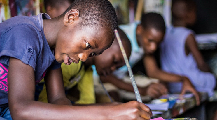 Nairobiban, Kenyában egy alapítványnál tanulhatnak festeni a gyerekek / Fotó: Northfoto