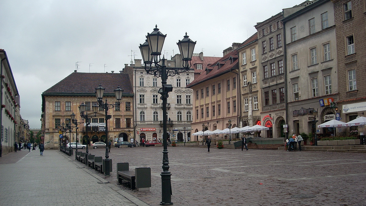 Na ostatniej sesji rady miasta radni przegłosowali uchwałę wzywającą prezydenta do przekazania dwóch kamienic na Małym Rynku stowarzyszeniom i fundacjom zajmującym się szeroko rozumianą kulturą. Te od wielu miesięcy zabiegały o powołanie tam klastra kultury. Urząd miasta zapowiada, że teraz będą ustalane szczegóły udostępnienia kamienic.