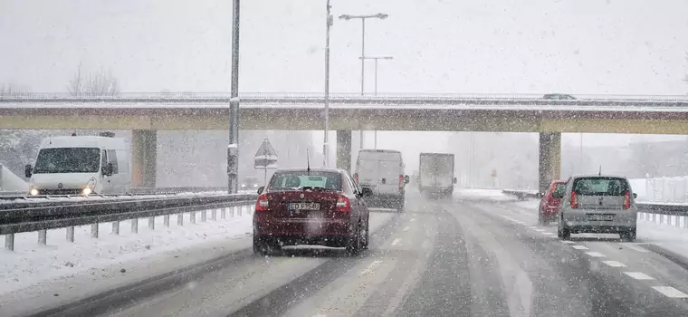 Zima zaskoczyła kierowców: zmienili opony na letnie, zaczął padać śnieg. Co robić?