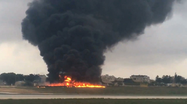 Fekete füstoszlop emelkedik a magasba a repülőtér közelében / Fotó: MTI