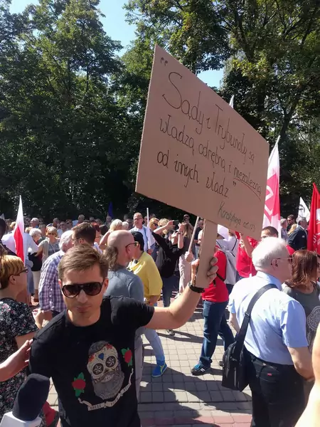 Uczestnicy zbierają się pod Sejmem