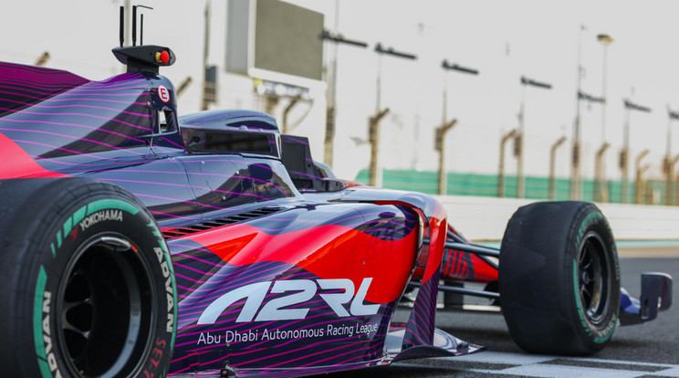 Az Abu Dhabi Autonomous Racing League nem játékszereket küld a pályára, hanem telivér formulaautókat, amelyeket a világ egyik legnevesebb gyártója, a Dallara épített. Történelmet írnak a nyolc versenygéppel. / Fotó: Abu Dhabi Autonomous Racing League (A2RL)