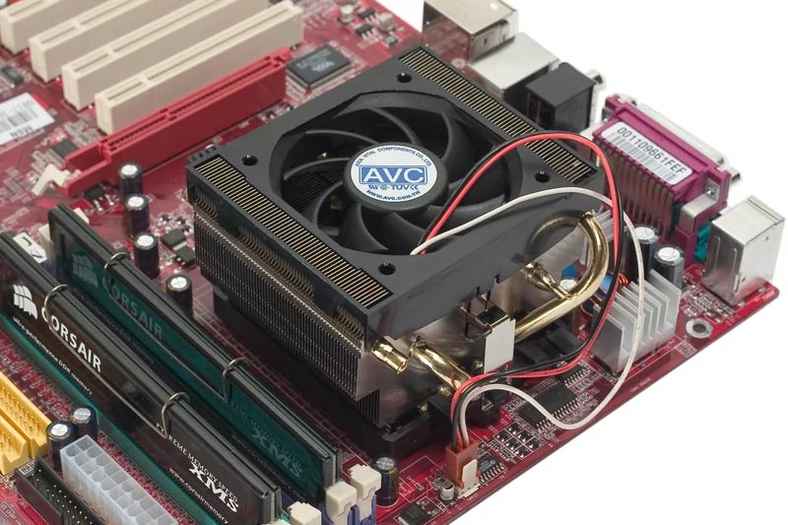 Dostarczony przez AMD radiator wraz z wiatrakiem zapewniły bardzo dobre odprowadzanie ciepła, a jednocześnie stosunkowo cichą pracę.