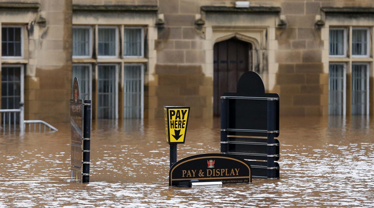 Néhol kétméteres víz alatt állnak a települések Anglia és Skócia északi részein / Fotó: AFP