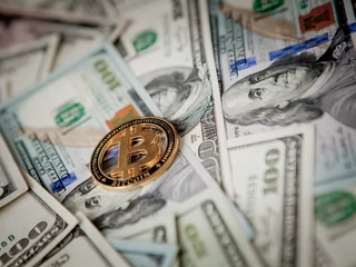 Cena bitcoina znowu przebiła 60 tys. dolarów. 