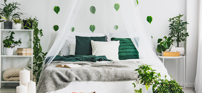 Letnia sypialnia w dwóch odsłonach kolorystycznych: zielony zagajnik i morska bryza