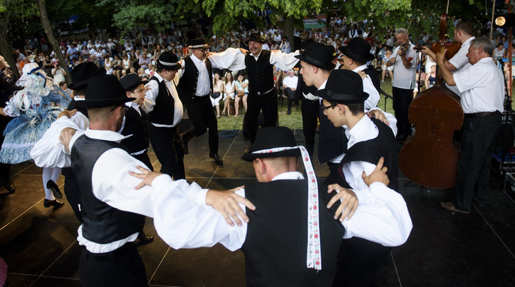 Néptáncosok a magyarországi szlovákok napján, az Országos Szlovák Önkormányzat rendezvényén, Mátraszentimrén / Fotó: MTI-Komka Péter