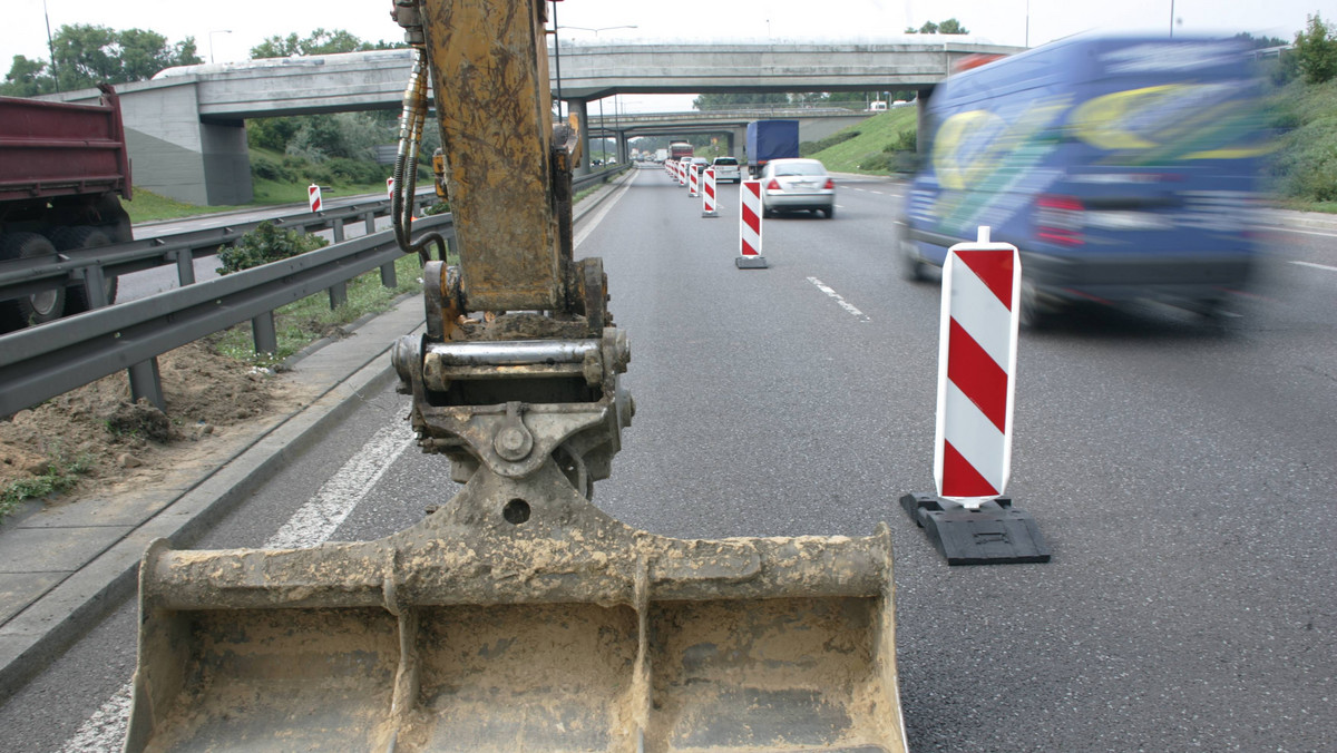 W poniedziałek zamknięty zostanie wiadukt na ul. Traktorzystów w Ursusie; pod wiaduktem - na ul. Cierlickiej - będzie wprowadzony ruch wahadłowy, sterowany sygnalizacją świetlną. Wiadukt zostanie zdemontowany; nowy ma powstać za pół roku.