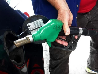 Jeszcze nigdy w Polsce olej napędowy nie był droższy od benzyny o 24 grosze za litr - mówi Rafał Zybert, analityk BM Reflex