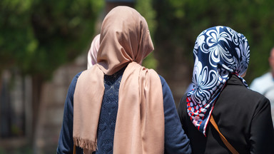 Le Pen za zakazem noszenia chust muzułmańskich. "Uniform narzucony przez islamistów"
