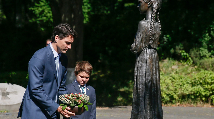 A miniszterelnök iskolás kisfiát is magával vitte az ünnepségre /Fotó: MTI