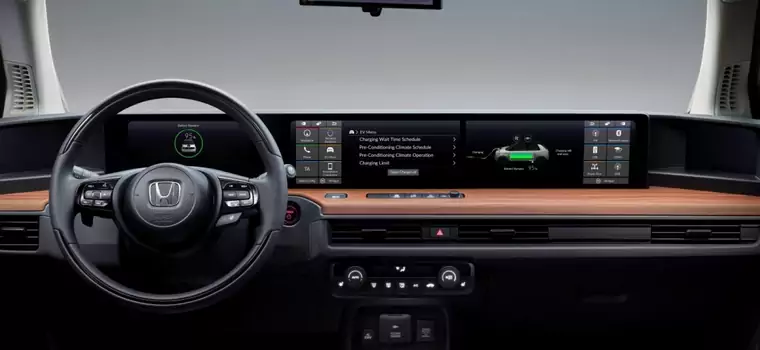 Honda demonstruje wnętrze elektrycznego modelu E. Samochód ma dwa duże ekrany dotykowe