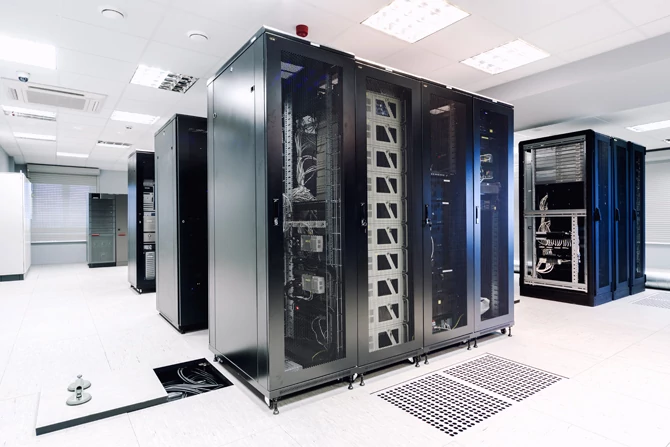 Serwerownie profesjonalnych dostawców hostingu gwarantują bezpieczeństwo i stabilność pracy naszego serwera.