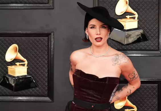 Halsey zachwyca na czerwonym dywanie Grammy trzy dni po operacji endometriozy