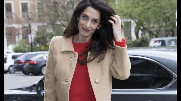 Amal Clooney remekül rejtegeti pocakját / Fotó: Northfoto