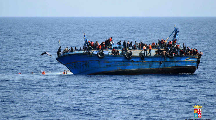 A menekültek általában túlzsúfolt hajón érkeznek /Fotó: MTI