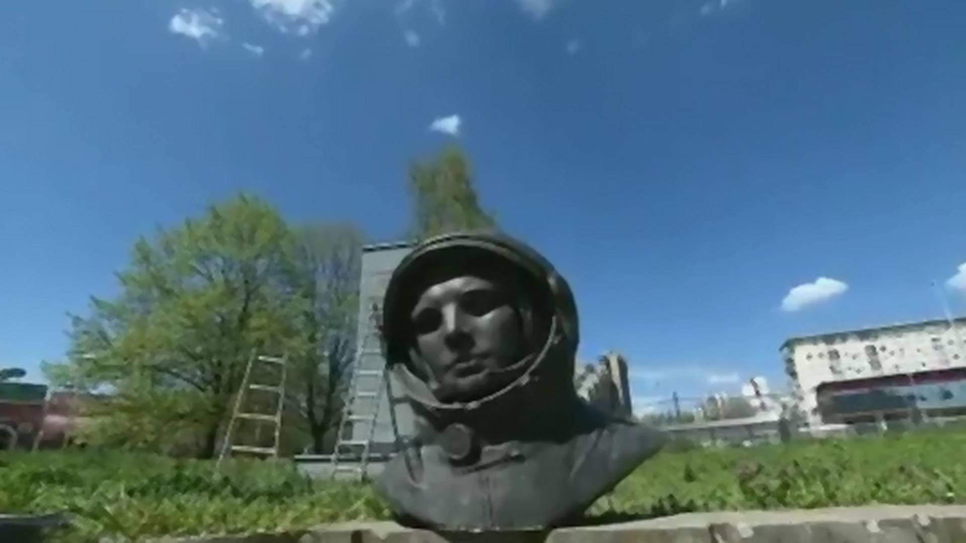 Videli smo video skidanja glave Jurija Gagarina i može li jadnije?
