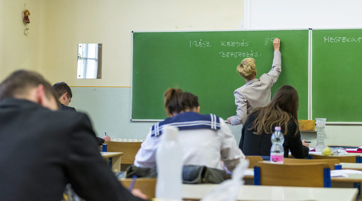 Érettségi a tatai Eötvös József Gimnáziumban /  Fotó: MTI Bodnár Boglárka