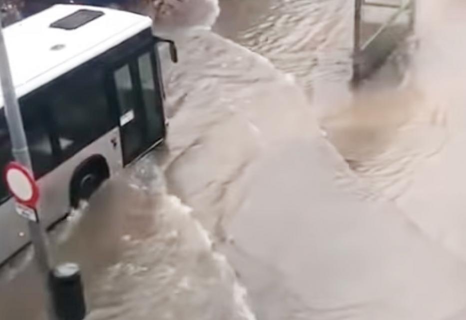 Megrázó felvételek kerültek nyilvánosságra a pusztító viharról: Hatalmas mennyiségű eső zúdult végig utcákon