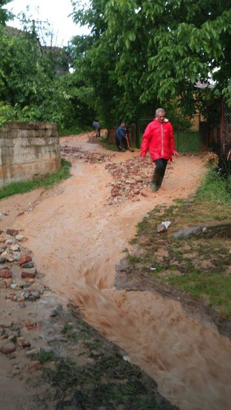 НЕВРЕМЕ ПОТОПИЛО ПИРОТ Град, села и насеља ПЛИВАЛИ у води (фото)